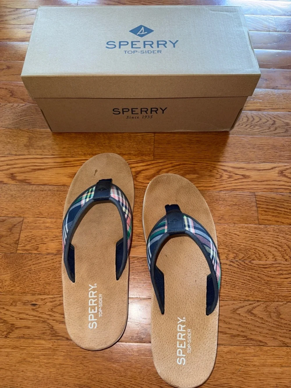 Sperry Men’s Plaid Strap Flip Flops in Tan, Navy, Green, Pink - Picture 4 of 6
